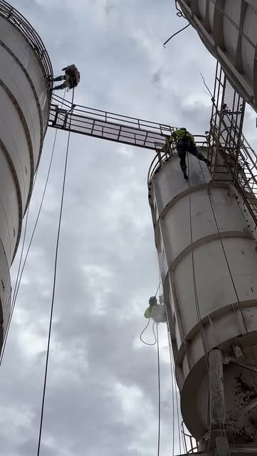Operadores de Latitud 40 trabajando sobre silos